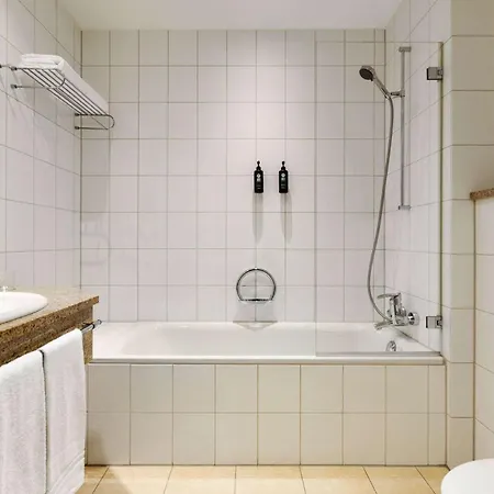 מלון Ramada By Wyndham Duesseldorf 4*