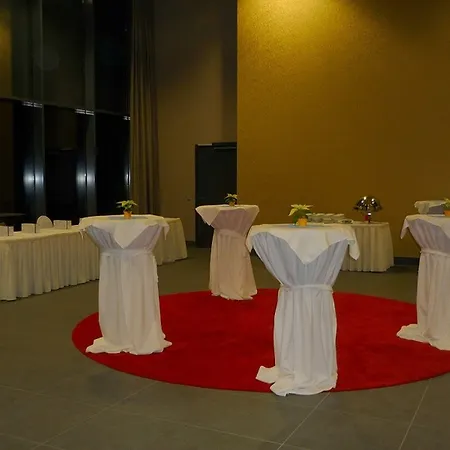 מלון Ramada By Wyndham Duesseldorf 4*