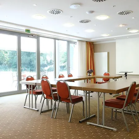 מלון Ramada By Wyndham Duesseldorf 4*