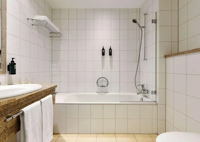 מלון Ramada By Wyndham Duesseldorf 4*