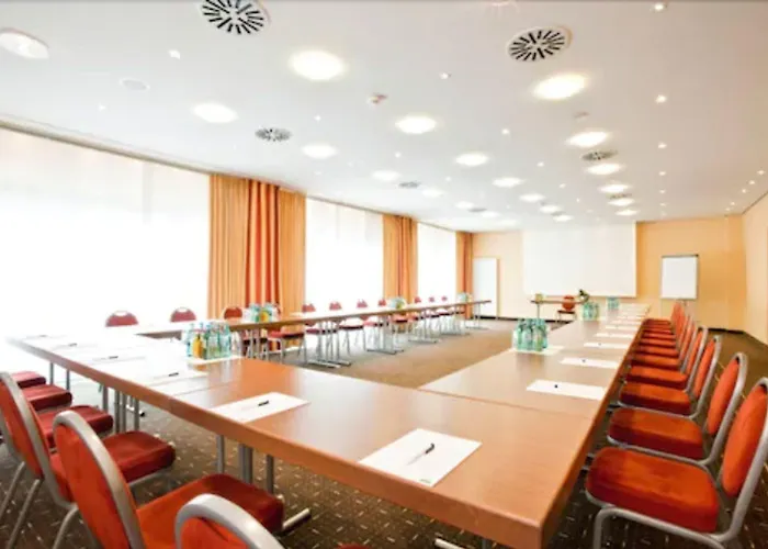 מלון Ramada By Wyndham Duesseldorf 4*