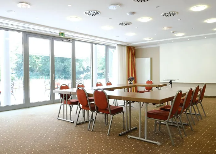 מלון Ramada By Wyndham Duesseldorf 4*